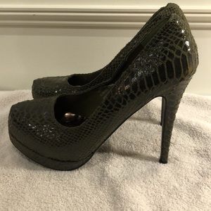 Women’s Shoedazzle shoes - size 9